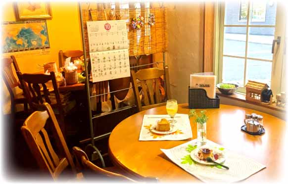 ゆったりくつろげるテーブル席