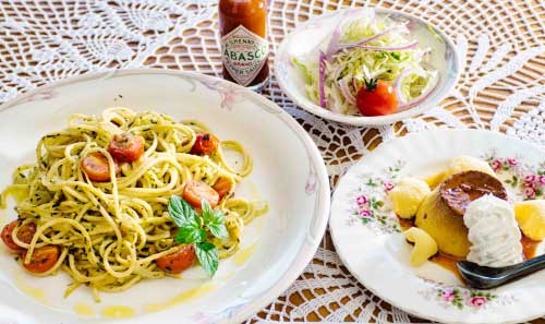 フレッシュトマトとバジルのスパゲッティ（サラダ付）