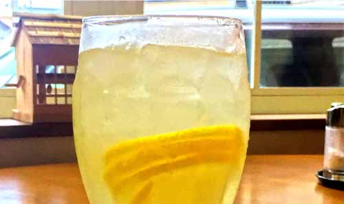 輪切りが入ったレモンスカッシュ