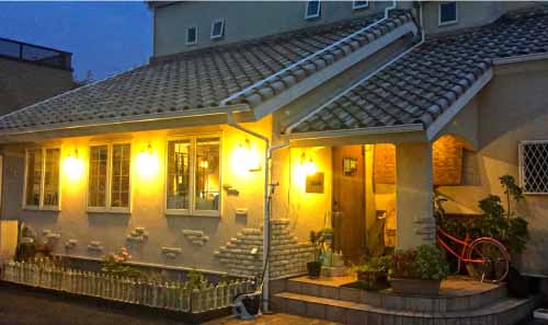 ライトアップした外観