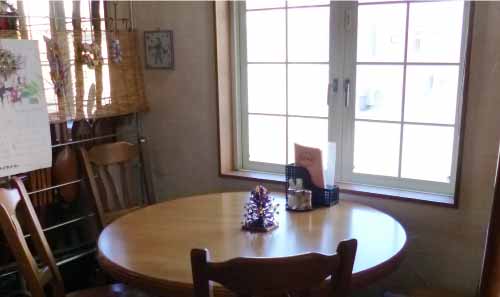 テーブルを囲んでおしゃべりを